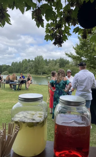 animation bar au bord d’un lac