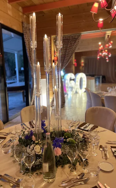 décoration de table dans un restaurant au bord de l’eau